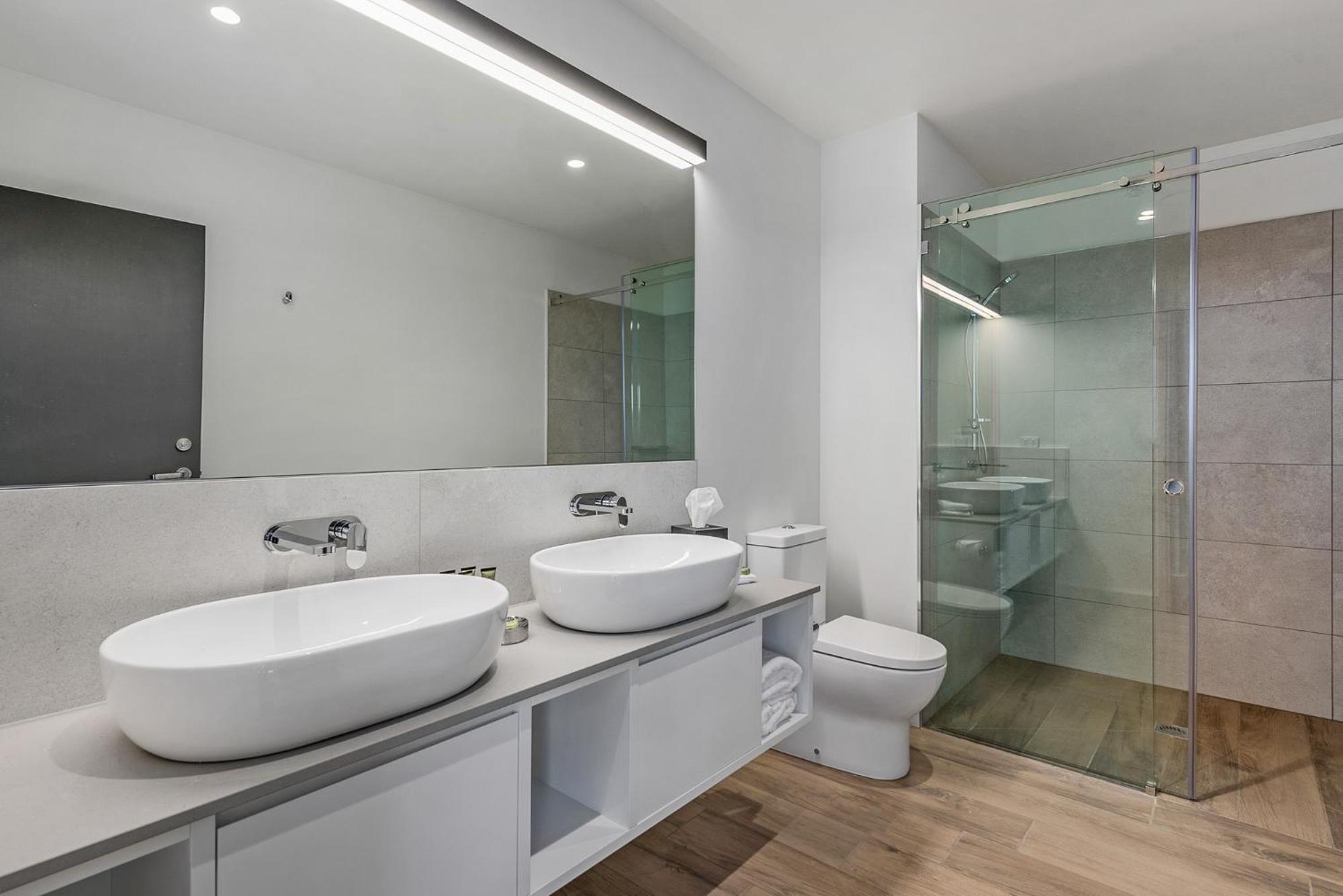 Peppers Silo Hotel Launceston Buitenkant foto Bathroom with a shower enclosure