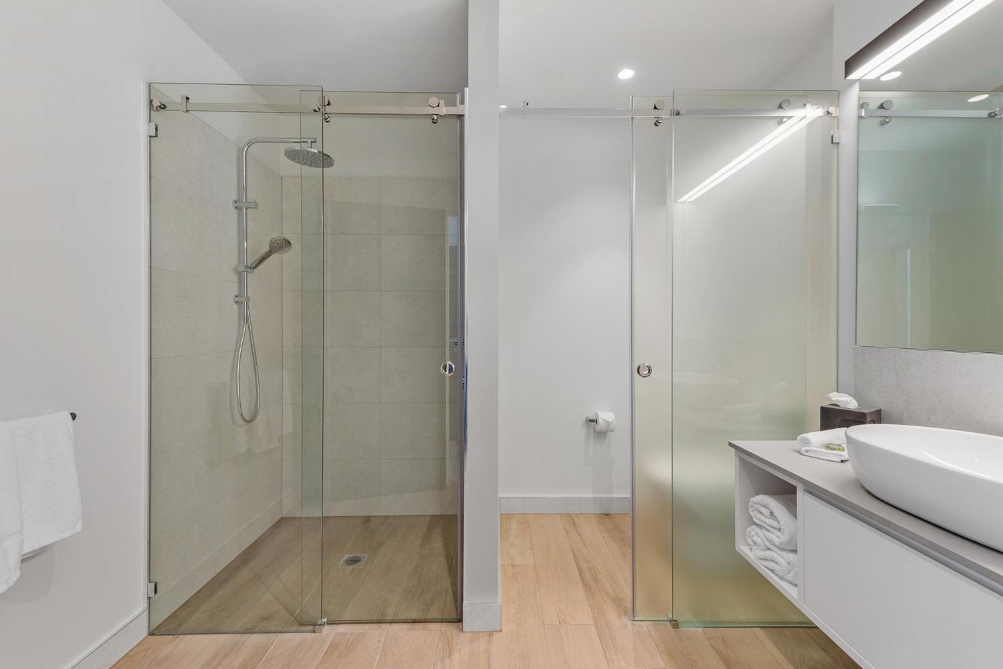 Peppers Silo Hotel Launceston Buitenkant foto A shower enclosure