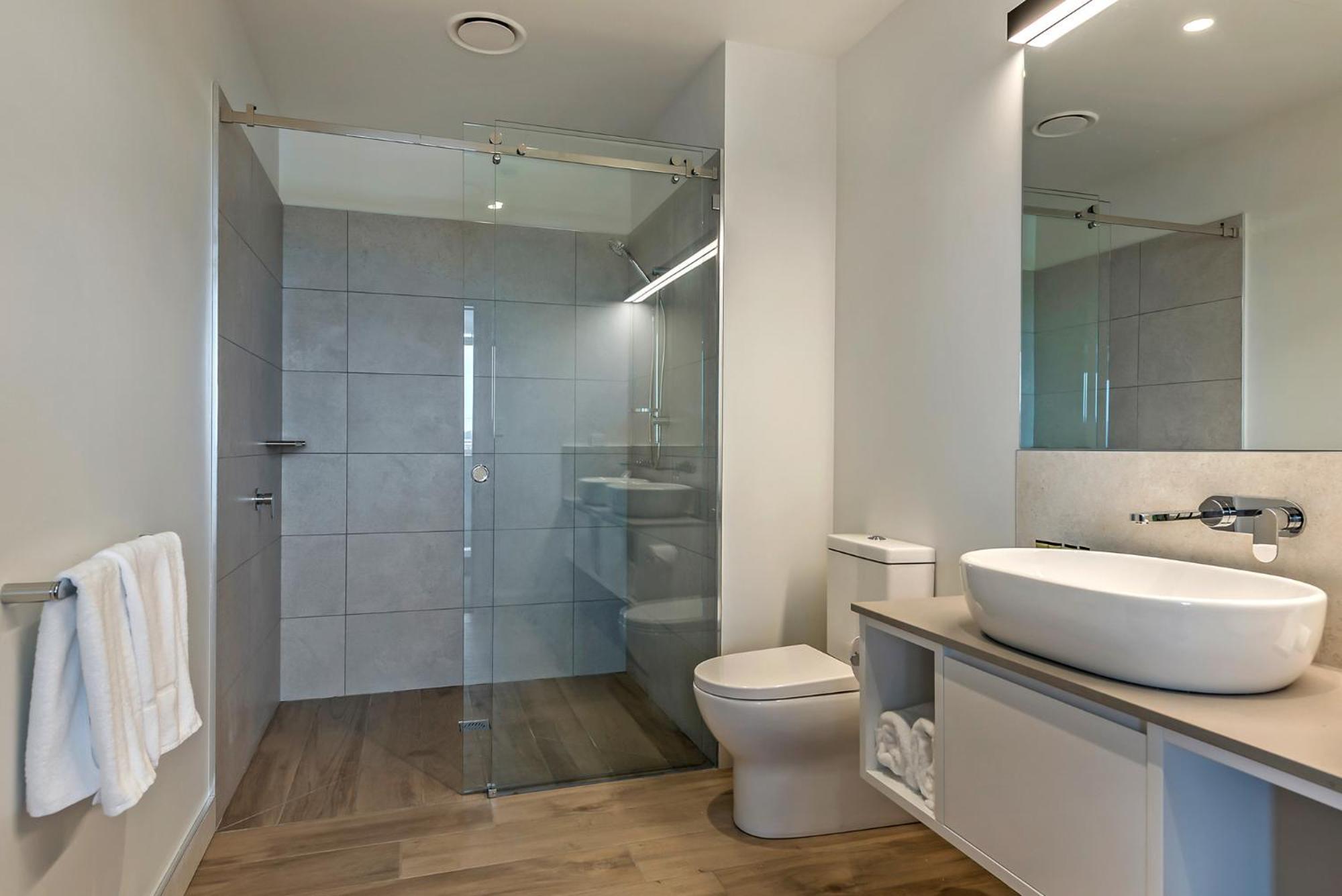 Peppers Silo Hotel Launceston Buitenkant foto A modern bathroom