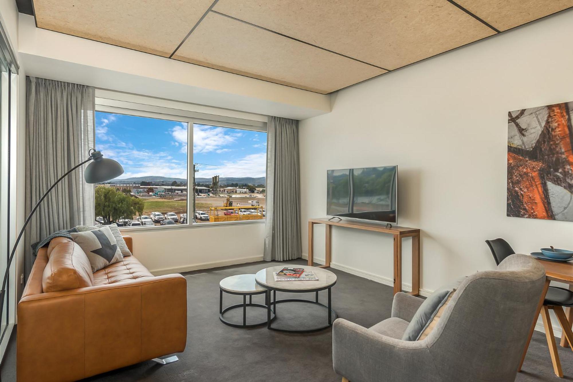 Peppers Silo Hotel Launceston Buitenkant foto A living room in a typical apartment at the hotel