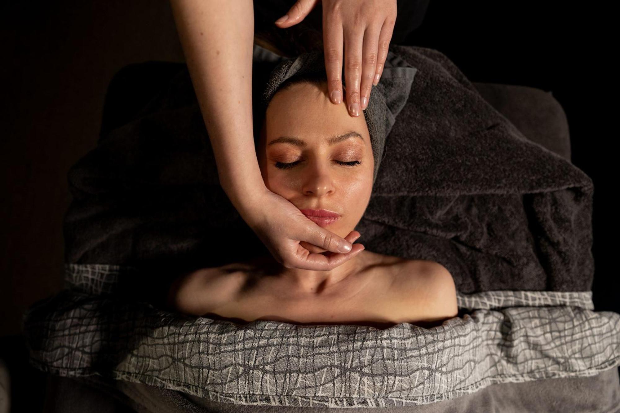 Peppers Silo Hotel Launceston Buitenkant foto A woman receiving a facial massage