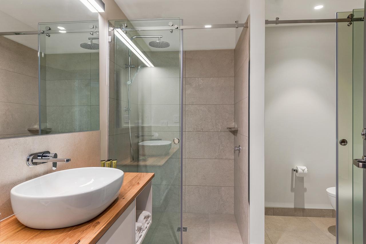 Peppers Silo Hotel Launceston Buitenkant foto A shower with a sliding door