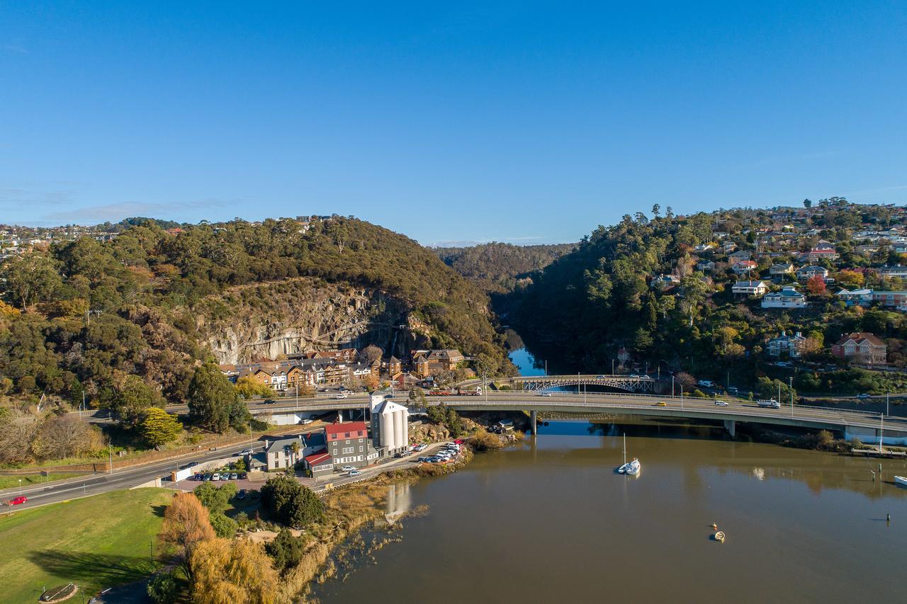 Peppers Silo Hotel Launceston Buitenkant foto Aerial view of the town