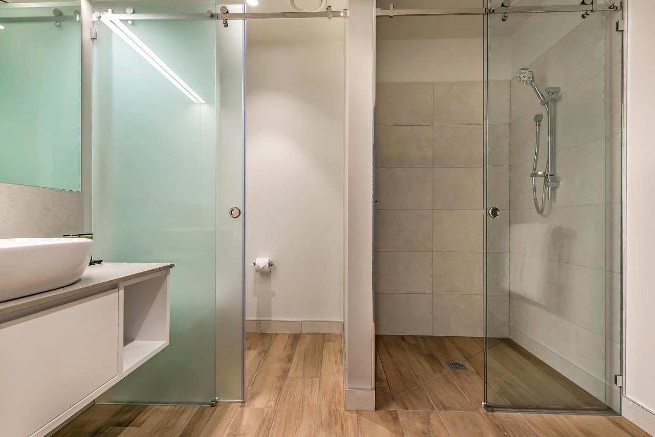 Peppers Silo Hotel Launceston Kamer foto A shower door